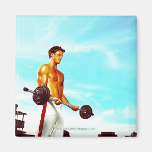 Junger Mann, der mit Barbells trainiert Magnet
