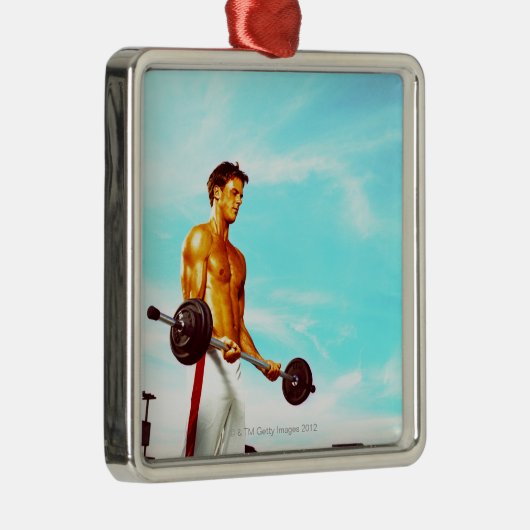 Junger Mann, der mit Barbells trainiert Silbernes Ornament (Rechts)