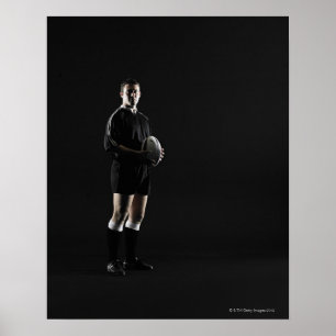 Junger Mann, der Rugbyball, Porträt hält Poster