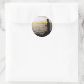 Junger Mann Fischen im Sonnenuntergang von Anna Ma Runder Aufkleber (Tasche)