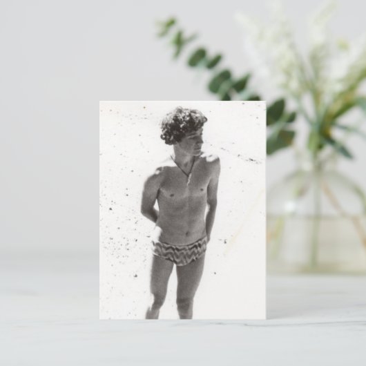 Junger Mann in Speedos Postkarte (Stehend Vorderseite)