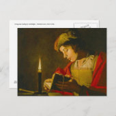 Junger Mann liest bei Kerzenlicht Postkarte (Vorne/Hinten)
