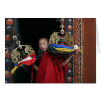 Junger Mönch mit schwarzen Hüten