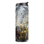 Junger Pelz Siegel auf dem Felsen Thermosbecher (Nach links gedreht)