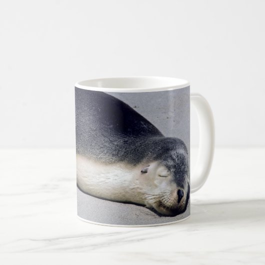Junger Seehund schlafend an einem Strand - Austral Kaffeetasse (VorderseiteRechts)