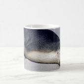 Junger Seehund schlafend an einem Strand - Austral Kaffeetasse (Mittel)