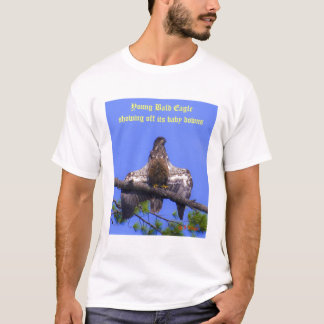 Junger Weißkopfseeadlerschnappschuß, der T-Shirt
