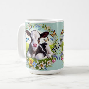 Junges Kalb mit Blumenkranz und Schmetterlingen Kaffeetasse