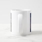 Junges Mädchen, das 2008 liest Jumbo-Tasse (Rückseite)