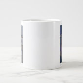 Junges Mädchen, das 2008 liest Jumbo-Tasse (Vorderseite)