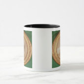 Junges Mädchen, das ihre Brust zusammendrückt Tasse (Zentrum)