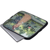 Junges Mädchen in einem Garten (w/c) Laptopschutzhülle (Vorne Knopf)