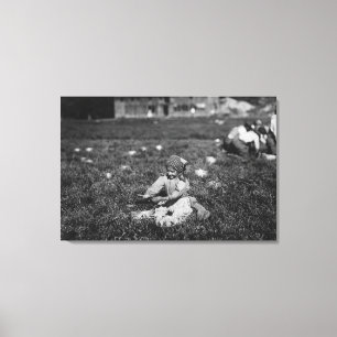 Junges Mädchen-Sammeln-Moosbeerphotographie Leinwanddruck