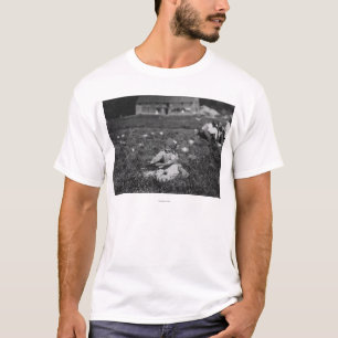 Junges Mädchen-Sammeln-Moosbeerphotographie T-Shirt