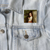 Junges Mädchen stehend in einem strickenden Button (Beispiel)