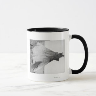 Junges Oglala indisches Mädchen mit Welpen Tasse