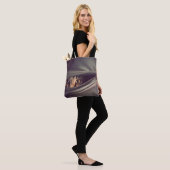 Junges Tabby-Kätzchen Tasche (Am Model)