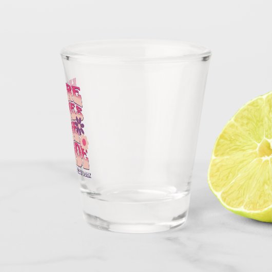 Junggeselinnen-Abschied hier kommt die Brautgroovy Schnapsglas (Rechts)