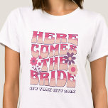 Junggeselinnen-Abschied hier kommt die Brautgroovy T-Shirt<br><div class="desc">Lassen Sie sich mit diesem atemberaubenden Junggeselinnen-Abschied personalisierten T - Shirt einen Blick auf Ihren bevorstehenden Junggeselinnen-Abschied werfen. Ob Sie einen Badeurlaub, einen Mädchenurlaub oder einen Junggeselinnen-Abschied der besten Freunde verbringen möchten, diese T - Shirt sind die perfekte Ergänzung zu Ihrem unvergesslichen Aufenthalt. Fügen Sie Ihrem Junggeselinnen-Abschied eine persönliche Touch...</div>