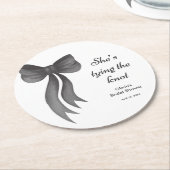 Junggesellinnen-Abschied mit schwarzer Schleife: S Runder Pappuntersetzer (Angewinkelt)