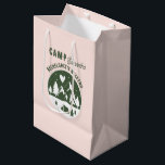 Junggesellinnen-Abschiedsparty Camping Bach Wochen Mittlere Geschenktüte<br><div class="desc">Ein süßes handgezeichnetes Design mit Illustrationen im Thema Junggesellinnen-Camping. Dieses grüne und rosa Camp-Bach-Wochenende-Design ist ideal für Glamping-Camping-Junggesellinnen-Wochenenden,  Camping-Mädels-Trip-Junggesellinnen-Partys in den Bergen,  im Wald oder am See.</div>