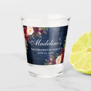 Junggesellinnen-Abschiedsparty im burgunderroten B Schnapsglas