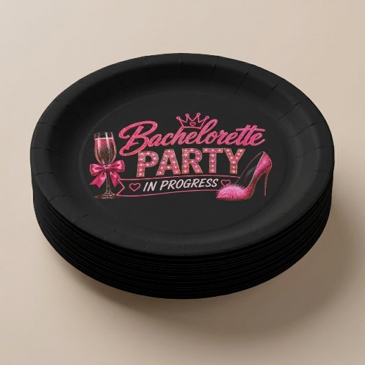 Junggesellinnen-Abschiedsparty im Gange Pappteller