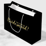 Junggesellinnenabschiede? Neuer Vorschlag Große Geschenktüte<br><div class="desc">"Wirst du meine Bridesmaid sein?" Der moderne Geschenksack "Will You Be My Bridesmaid?" im modernen,  goldfarbenen Script-Schriftart-Stil auf schwarzem Hintergrund. Bitte beachten Sie: Die Details der Folie werden im Kunstwerk simuliert. Bei der Herstellung dieses Produktes wird keine Folie verwendet.</div>