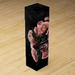 Junggesellinnenabschiede? Pink Bouquet auf schwarz Weinbox<br><div class="desc">Romantisch und launisch,  ist diese Weinkiste der ideale Weg,  um Ihre besten Freunde fragen,  um in Ihrer Hochzeit Bridesmaids zu sein. Das Moody-Blumendesign besticht durch einen natürlichen Blumenstrauß mit rosa Rosen und einen atemberaubenden Ranunculus mit dunkelgrünen Blätter in einer luxuriösen Einrichtung auf einem dunkelschwarzen Aquarell.</div>