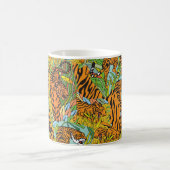 Jungle Majesty: Tiger inmitten von Grün Kaffeetasse (Mittel)