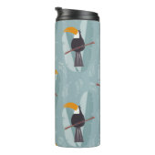 Jungle Toucan, nahtlos blauer Hintergrund. Thermosbecher (Nach rechts gedreht)