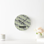 Jungle Zebra Wild Pattern & Personalisierter Name Runde Wanduhr<br><div class="desc">Jungle Zebra Wild Pattern & Personalisierter Name</div>
