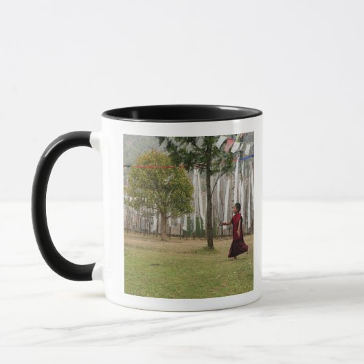Jungmönche und Gebetsfahnen Tasse (Links)