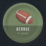 Jungs Cooler American Football Kindergeburtstag Pappteller<br><div class="desc">Dieses niedliche und moderne Kindergeburtstag-Papier-Design mit Sportmotiv besticht durch ein amerikanisches Cartoon-Design auf grünem Hintergrund. Die Teller können mit Ihrem Jungennamen und Alter personalisiert sein. Die perfekte Ergänzung zum Party Ihres Kindes zum Thema Sport. Dieses Design ist Set für einen 12. Geburtstag, aber es ist leicht zu bearbeiten unter "Personalisieren...</div>