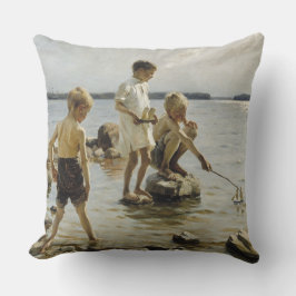 Jungs, die an der Küste spielen (von Albert Edelfe Kissen