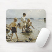 Jungs, die an der Küste spielen (von Albert Edelfe Mousepad (Mit Mouse)