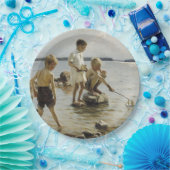 Jungs, die an der Küste spielen (von Albert Edelfe Pappteller (Party)