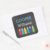 Jungs farbenfrohe Stifte zurück zu Schulpflegern Quadratischer Aufkleber (Umschlag)