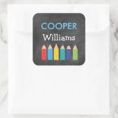 Jungs farbenfrohe Stifte zurück zu Schulpflegern Quadratischer Aufkleber (Tasche)