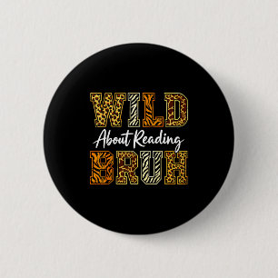 Jungs lustiges Wildtier über das Lesen von Bruh-Bu Button
