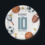 Jungs Moderner Fußballsport-Kindergeburtstag Pappteller<br><div class="desc">Dieses niedliche und moderne Kindergeburtstag-Papierschild-Design besticht durch ein sportliches Cartoon-Design mit Basketball,  Fußball,  Fußball,  Fußball,  Tennisschläger,  Trophäe und Sternen. Der Teller kann mit Ihrem Jungen Name,  Alter und Datum des Party personalisiert werden. Die perfekte Ergänzung zum Party Ihres Kindes zum Thema Sport.</div>