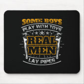 Jungs spielen mit Spielzeug Real Men Lay Pipes Plu Mousepad (Vorne)