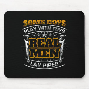 Jungs spielen mit Spielzeug Real Men Lay Pipes Plu Mousepad