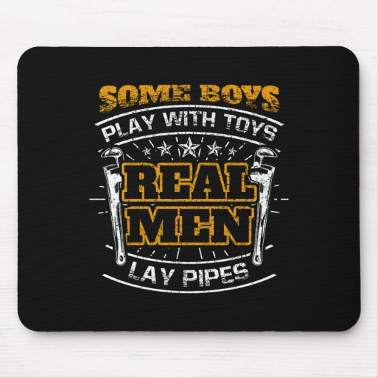 Jungs spielen mit Spielzeug Real Men Lay Pipes Plu Mousepad (Vorne)