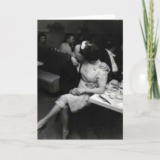 Jungvermählten, die an einem resturaunt küssen karte (Vorderseite)