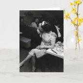 Jungvermählten, die an einem resturaunt küssen karte (Gelbe Blume)