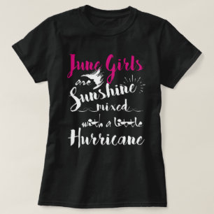 Juni-Mädchen-Sonnenschein mischte mit einem T-Shirt