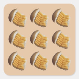 Junk Food, Käse Puffs in einer Rolle, Aufkleber. Quadratischer Aufkleber