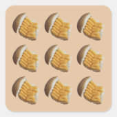 Junk Food, Käse Puffs in einer Rolle, Aufkleber. Quadratischer Aufkleber (Vorderseite)