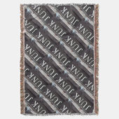 Junk-Schild auf antikem Schleppwagen, rostetes Met Decke (Vorderseite Vertikal)